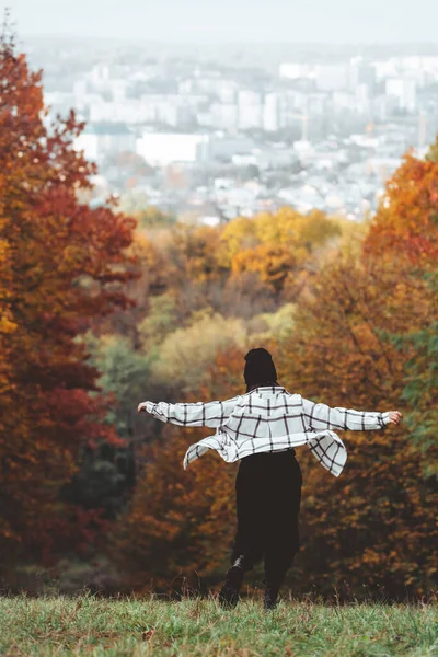 Fericit Femeie Toamna Oraș Parc Oraș Fundal Copia Spațiu — Fotografie, imagine de stoc