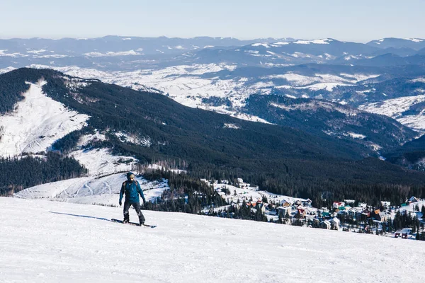 Homem Snowboarder Topo Encosta Belas Montanhas Inverno Férias Inverno Espaço — Fotografia de Stock