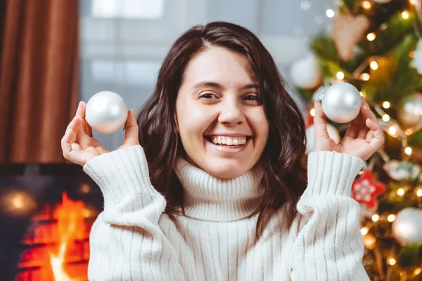 Vrouw Wit Trui Poseren Buurt Van Kerstboom Portret — Stockfoto