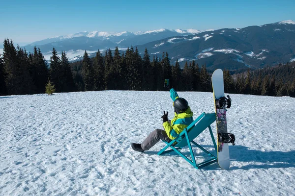 Homme Snowboarder Assis Dans Chaise Profitant Espace Copie Vue Montagnes — Photo