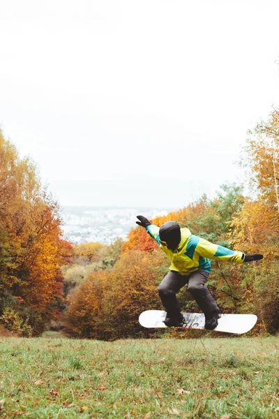 Snowboardåkare Väntar Skidsäsong Stående Höstsluttningen — Stockfoto