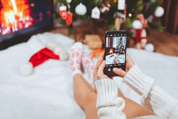 Vrouw Het Nemen Van Foto Telefoon Buurt Van Kerstboom Gezellige — Stockfoto