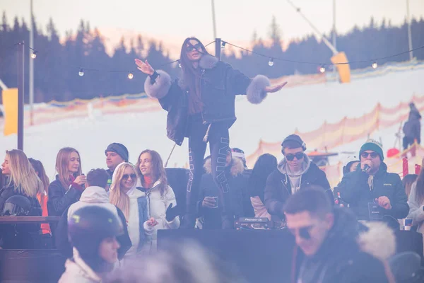 Folk Dansar Festen Efter Snowboarddagen Skidanläggning Vintersemester Atlas Helg — Stockfoto