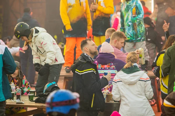 Folk Dansar Festen Efter Snowboarddagen Skidanläggning Vintersemester Atlas Helg — Stockfoto