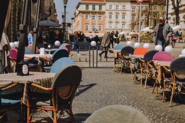 Lviv, Ukrayna - 28 Nisan 2021: Şehir merkezindeki kafe masalarının dışında fotokopi alanı