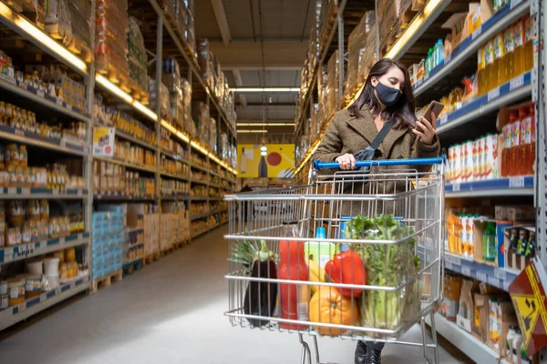 Frau Mit Handy Einkaufslisten App Supermarkt Kopiert Platz — Stockfoto