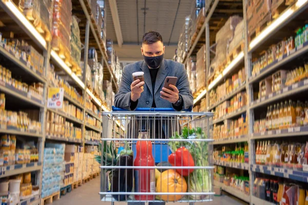 Man Grocery Store Cart Checking Phone Copy Space — Stock Photo, Image