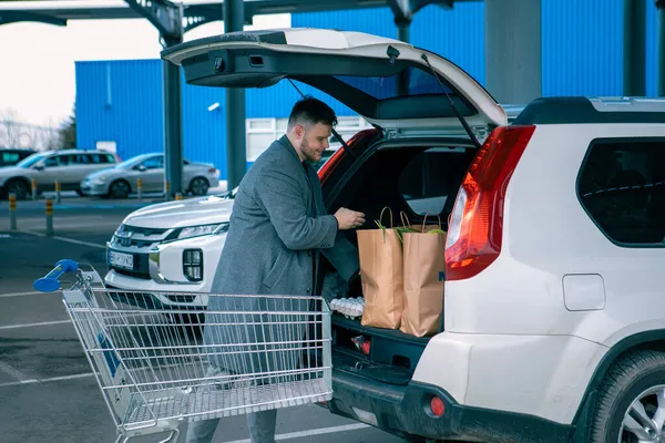 Homem Colocando Sacos Com Produto Espaço Cópia Tronco Carro — Fotografia de Stock