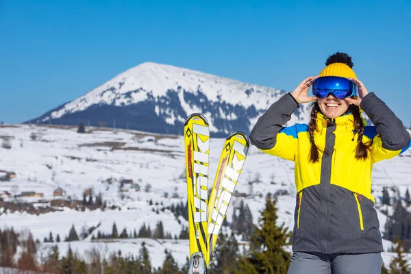 Joven Sonriente Bonita Mujer Sosteniendo Esquí Montañas Fondo Viajes Invierno — Foto de Stock