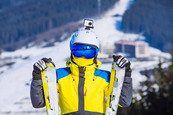 在山顶上穿着滑雪装备的女人 生活方式 — 图库照片