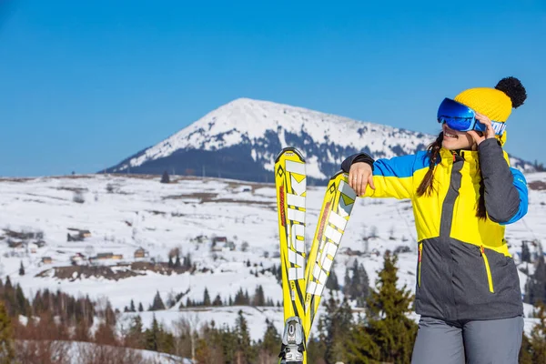 Joven Sonriente Bonita Mujer Sosteniendo Esquí Montañas Fondo Viajes Invierno — Foto de Stock