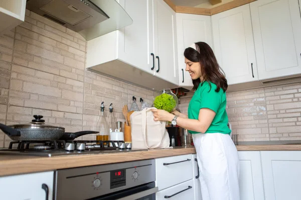 Женщина Разбирает Покупки Домашней Кухне Домохозяйка Концепции — стоковое фото