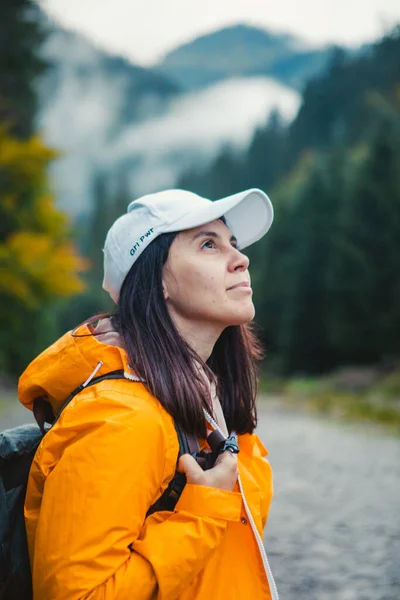 Donna Impermeabile Giallo Escursionista Autunno Montagne Copiare Spazio — Foto Stock