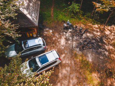 Ormandaki bbq sitesinin üst görüntüsü