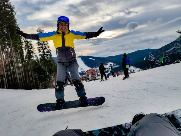 Homme Assis Sur Une Colline Enneigée Avec Snowboard Femme Heureuse — Photo