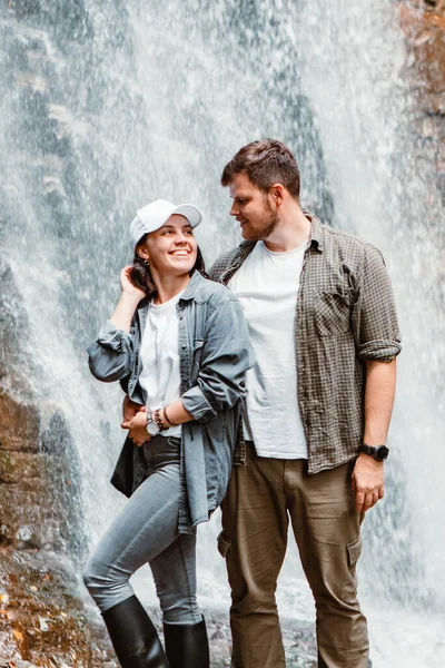 Casal Caminhantes Turistas Olhando Para Cachoeira Espaço Cópia — Fotografia de Stock