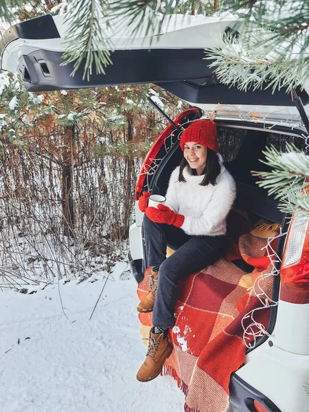Jonge Vrouw Zitten Auto Kofferbak Drinken Warme Thee Winter Sneeuwde — Stockfoto