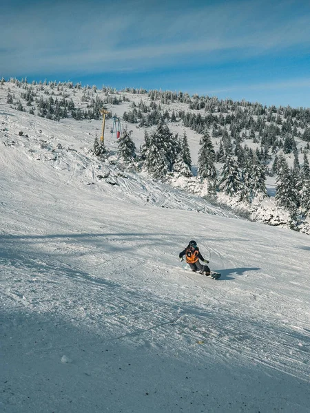 Snowboarder homem na pista de esqui — Fotografia de Stock