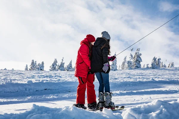 Zwei Snowboarderinnen und Skifahrerin ziehen auf Joch Berg hinauf — Stockfoto