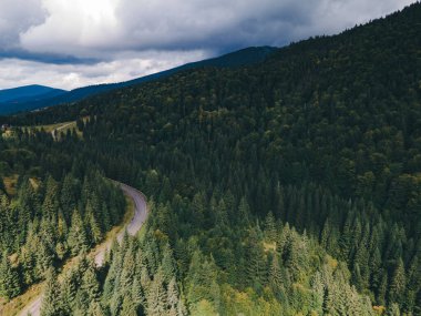 Sonbahar Karpatya dağlarının hava manzarası bulutlu.