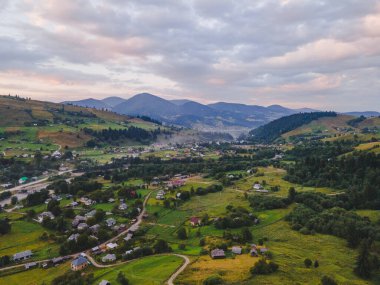 Ukrayna Karpatlar köyünün hava görüntüsü kopyalama alanı