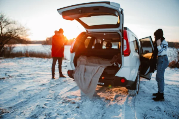 Ζευγάρι Κοντά Στο Αυτοκίνητο Στο Χειμερινό Ηλιοβασίλεμα Αντίγραφο Χώρο Από — Φωτογραφία Αρχείου