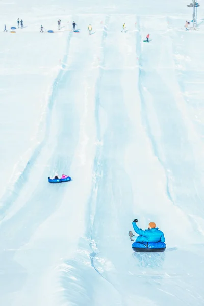 人们在冬季公园的抄袭空间骑着雪管 — 图库照片