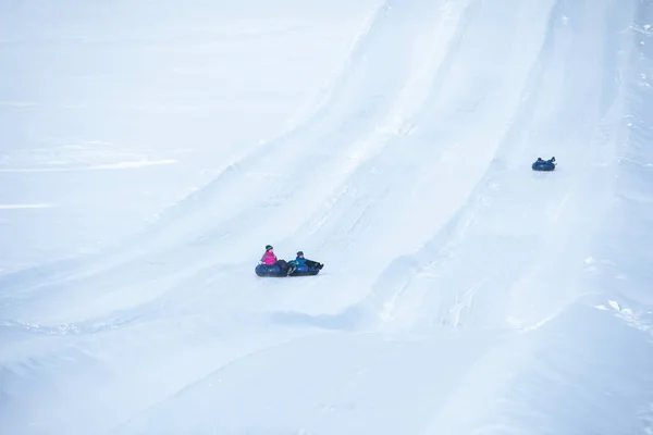Pessoas Equitação Neve Tubulação Parque Inverno Cópia Espaço — Fotografia de Stock