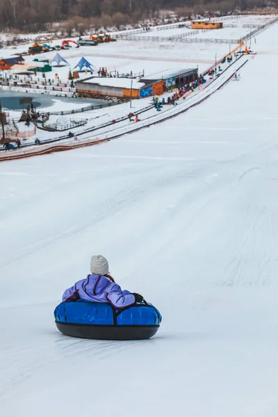 Pessoas Equitação Neve Tubulação Parque Inverno Cópia Espaço — Fotografia de Stock