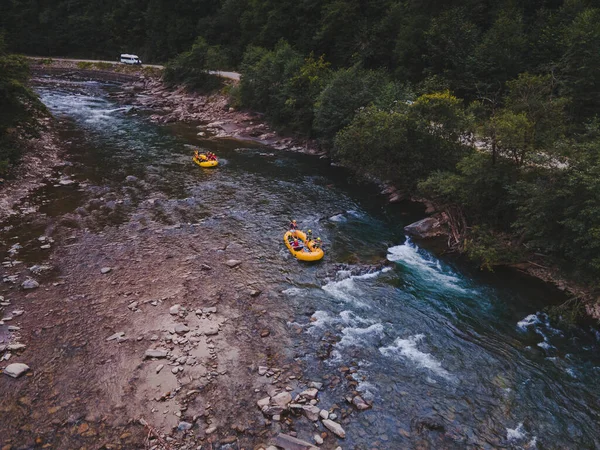 Légi Kilátás Hegyi Folyók Emberek Rafting Patak Szélsőséges Vitalitás — Stock Fotó