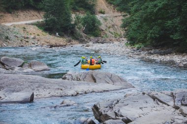 İnsanlar Mountain River fotokopi alanında rafting yapıyor.