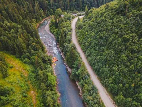 Nehirde rafting yapan dağ insanlarının hava manzarası. aşırı canlılık