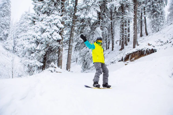 Homem Snowboarder Inverno Floresta Cópia Espaço — Fotografia de Stock