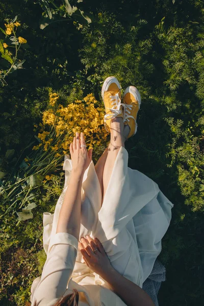 Mulher Sapatos Amarelos Sentado Grama Perto Colza Buquê Parte Corpo — Fotografia de Stock