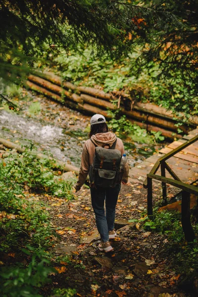 Улыбающаяся Туристка Идущая Осенней Лесной Дороге — стоковое фото