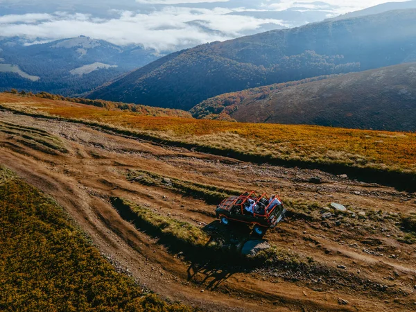 Vista Aérea Suv Road Travel Escalada Por Montanha Cópia Espaço — Fotografia de Stock