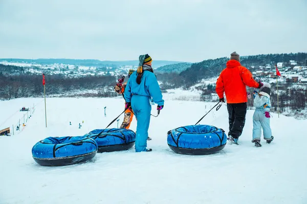 Lviv Ukraine Januar 2019 Familienausflug Durch Verschneiten Hügel Mit Schneeschlauch — Stockfoto