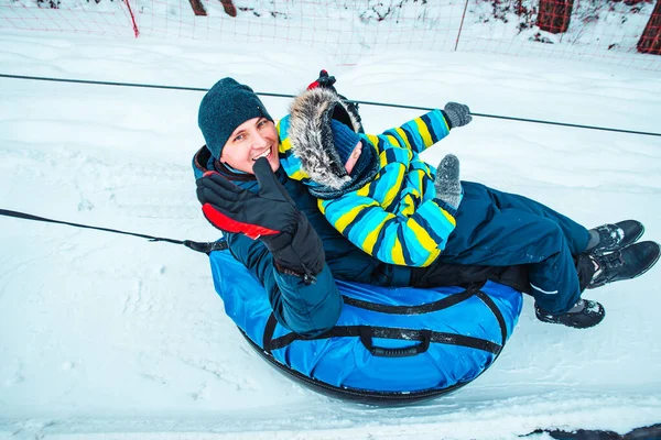 Vater Mit Sohn Auf Schneeschlauch Ziehen Sie Nach Oben Winterzeit — Stockfoto