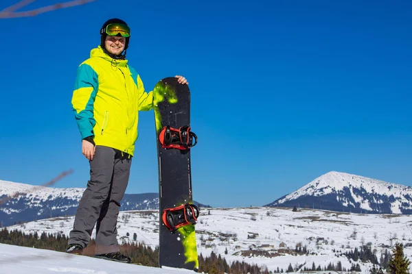 Sorrindo Homem Óculos Sol Segurando Snowboard — Fotografia de Stock