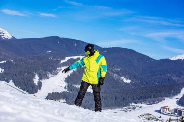 Człowiek Szczycie Wzgórza Snowboardem Słoneczny Dzień Góry Zimowe — Zdjęcie stockowe