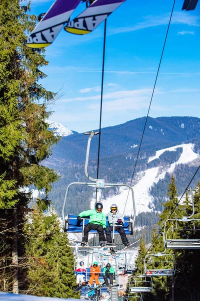 Bukovel Ukraine Fevereiro 2019 Pessoas Teleférico Nas Montanhas Atividade Desportiva — Fotografia de Stock