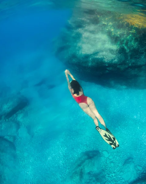 Mujer Sexy Nadando Bajo Agua Máscara Buceo Con Aletas Vacaciones — Foto de Stock