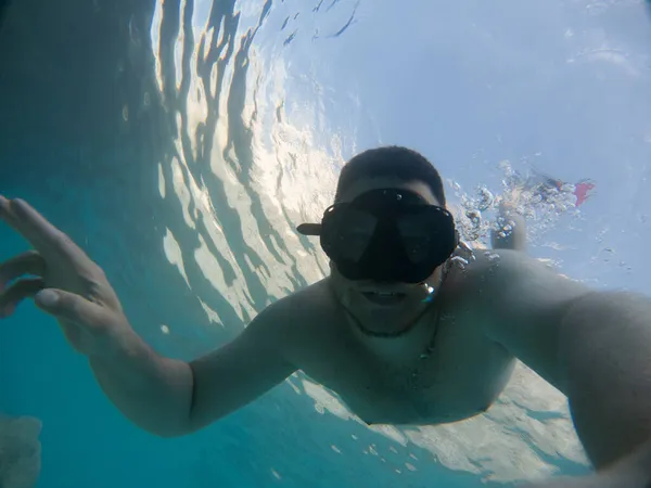 Hombre Snorkeling Máscara Selfie Verano Mar Vacaciones — Foto de Stock