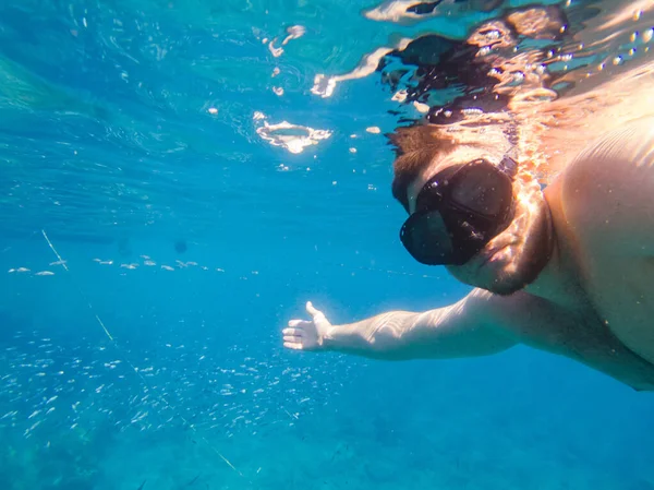 Hombre Snorkeling Máscara Selfie Verano Mar Vacaciones —  Fotos de Stock