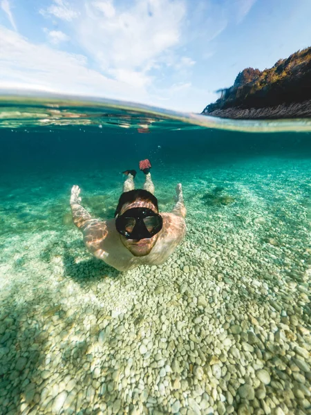 Muž Potápěčské Masce Šnorchlování Mořské Vodě Řecká Dovolená — Stock fotografie