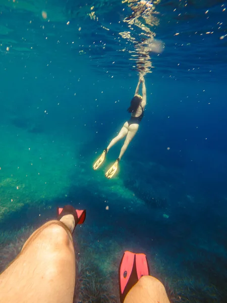 Paar Schwimmt Unter Wasser Mit Maske Und Schwimmflossen Sommerurlaub Meer — Stockfoto