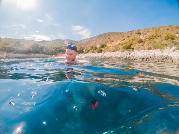 Muž Potápěčské Masce Šnorchlování Mořské Vodě Řecká Dovolená — Stock fotografie