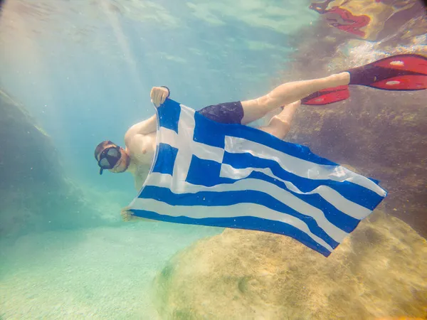 Man Met Griekse Vlag Zwemmen Onderwater Vakantie Snorkelen — Stockfoto