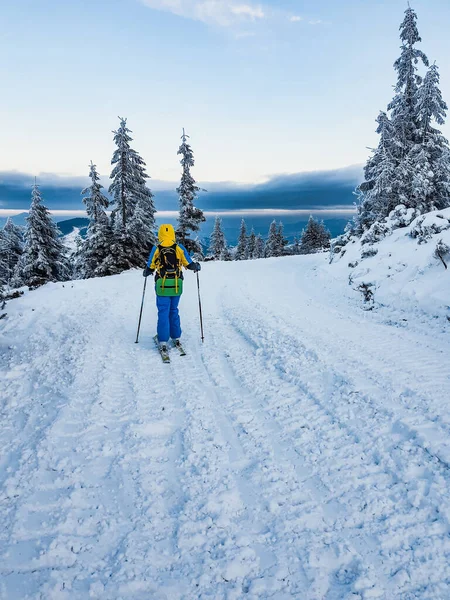 Ski Tour Vrouw Skiër Top Van Bergen Kopiëren Ruimte — Stockfoto