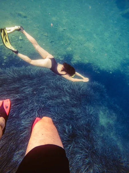 Casal Nadando Debaixo Água Com Máscara Nadadeiras Mar Férias Verão — Fotografia de Stock